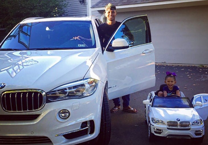 padre e hijo con coches similares