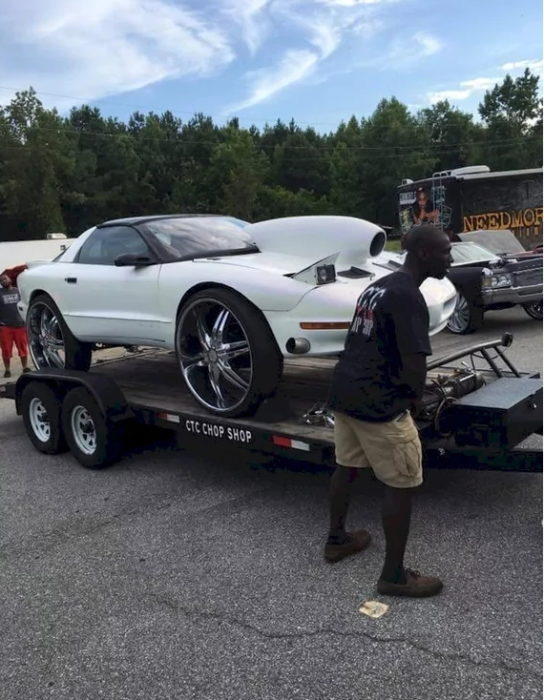 carro con sueños de ser avion