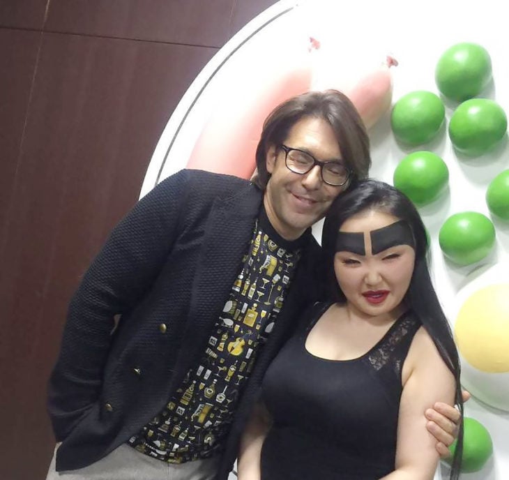 hombre abrazando a mujer con las cejas muy gruesas