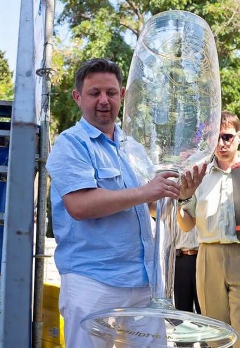 hombre sosteniendo una copa gigante