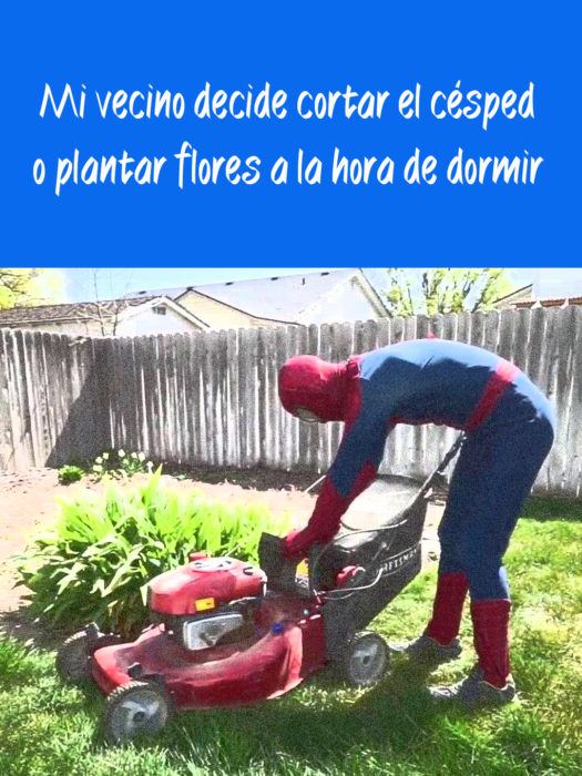 spiderman con una podadora