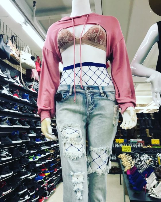 maniquí con una sudadera croptop