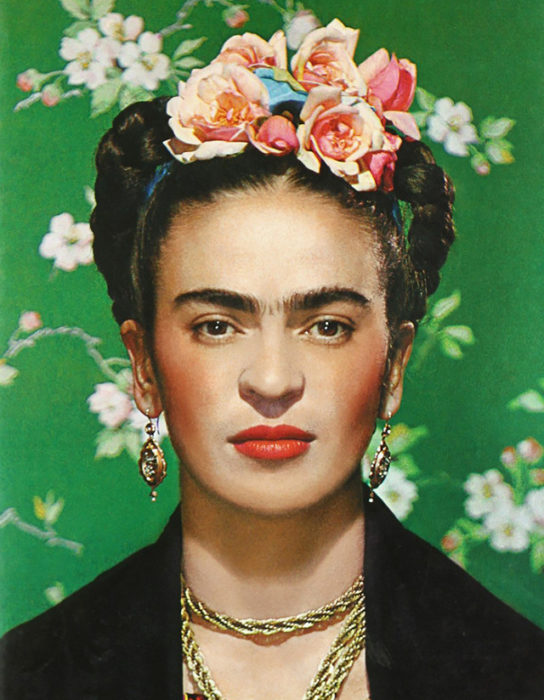 Frida fondo verde flores en la cabeza artista pintora mexicana