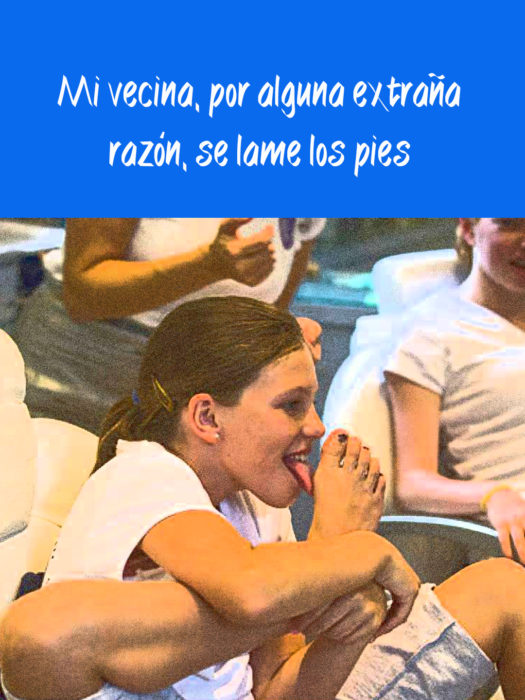 chica lamiéndose el pie