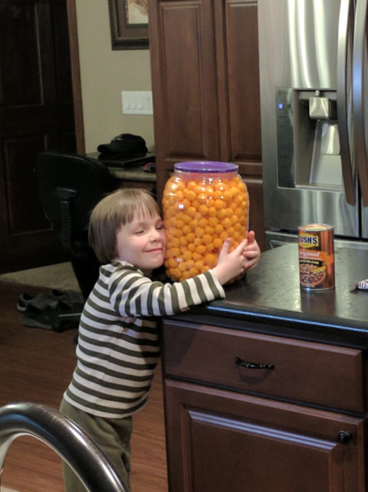 niños prioridades cheetos