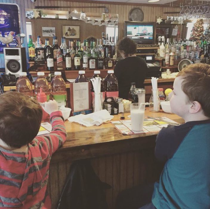 niños en un bar