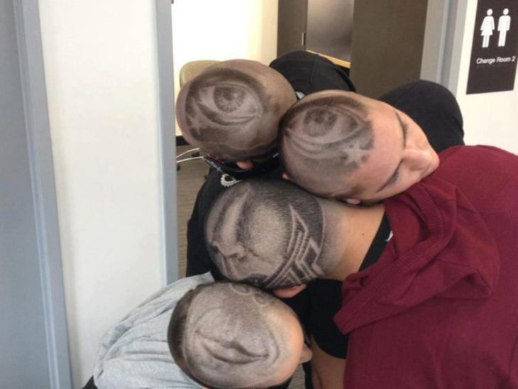tres pelones juntando sus cabezas