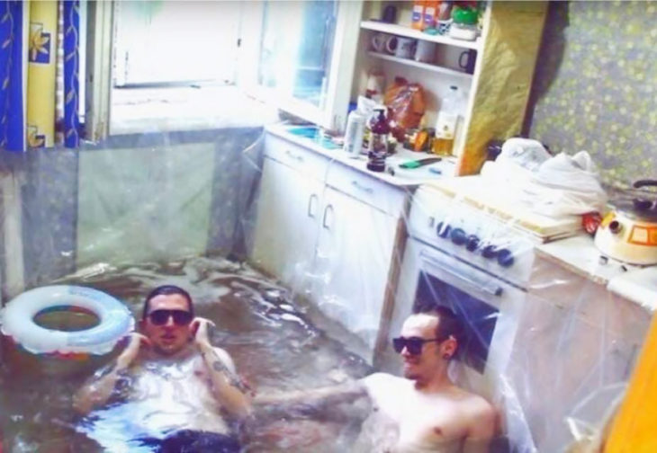 hombres improvisan una piscina con hule en la cocina