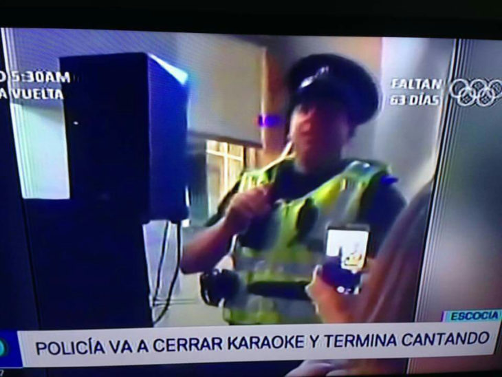 nticia sobre policía cantando karaoke