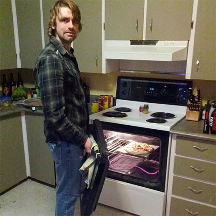 Hombre cocinando tira la puerta del horno