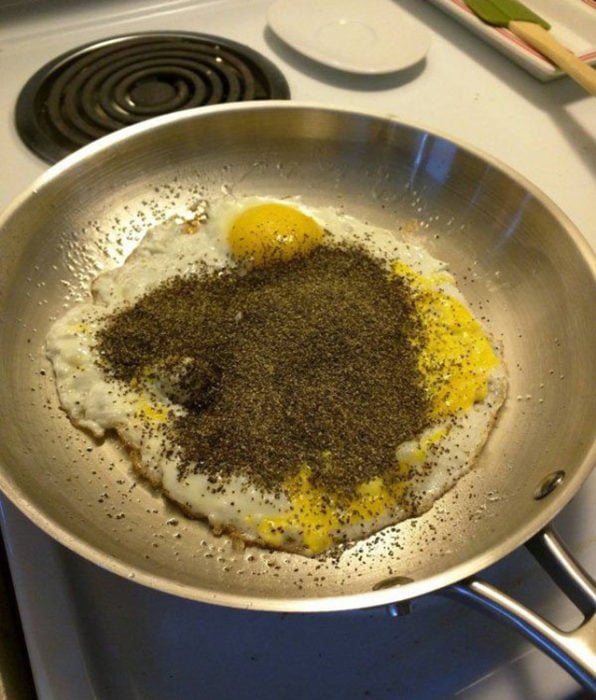 Todo el contenido del especiero cae sobre el desayuno