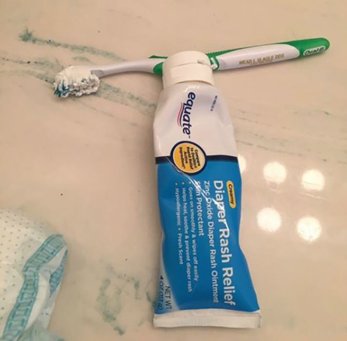 Cepillo de dientes lleno de pomada antirosaduras