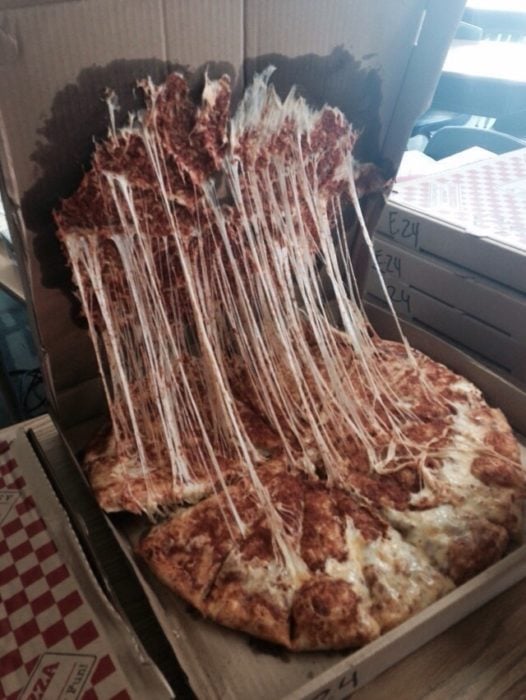 pizza arruinada por voltearse en la caja