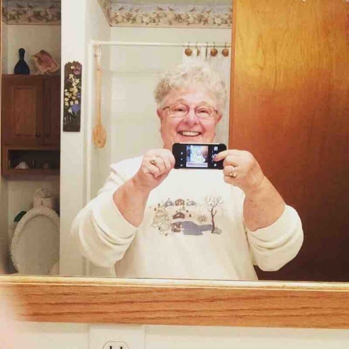 abuela se toma selfies