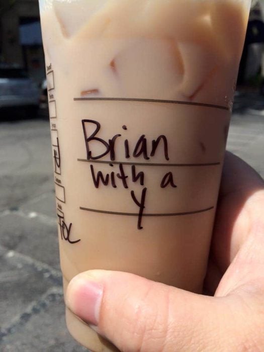 brian con una a vaso café