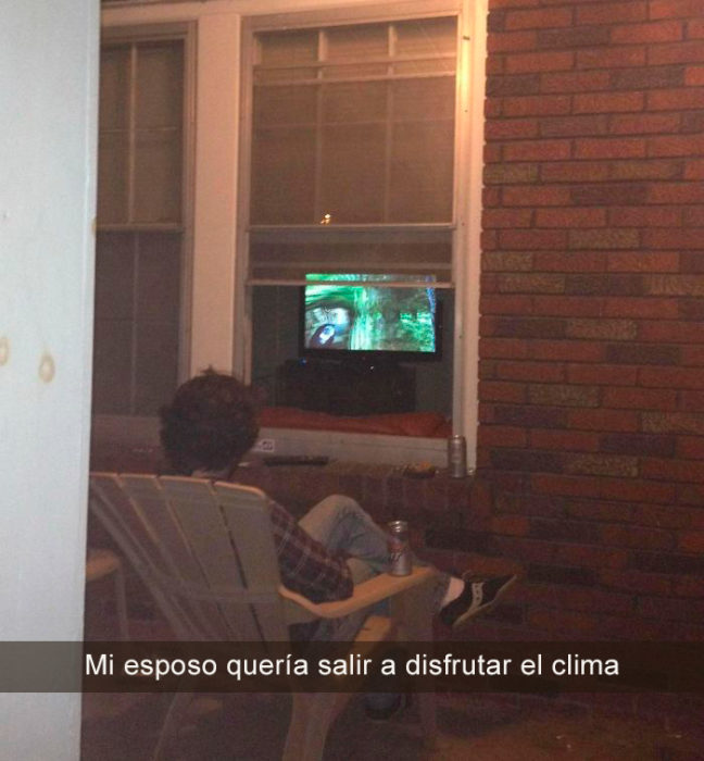 hombre viendo la tele desde afuera