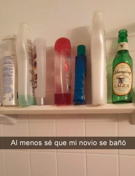 botella de cerveza en el baño 