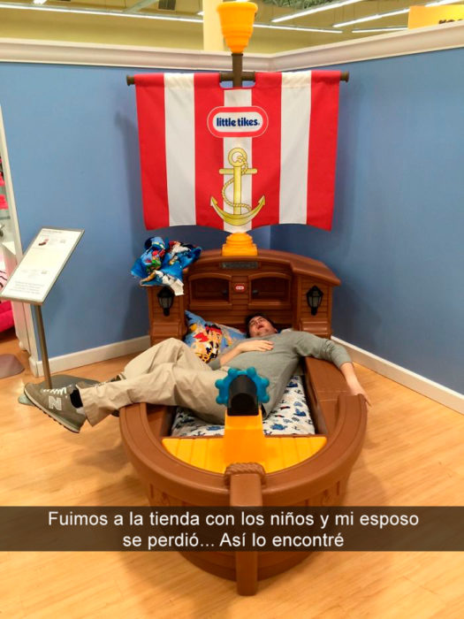 hombre dormido en tienda de niños