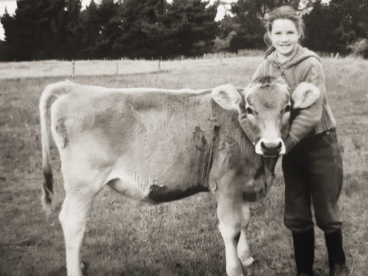 Foto vieja de niña y su vaca