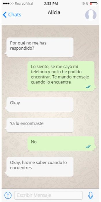 Chica despistada no nota que la están rechazando