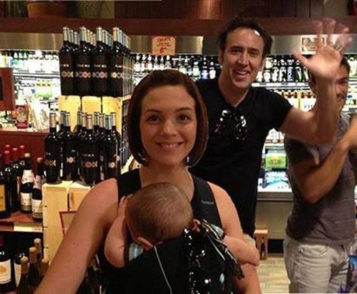 Famosos photobomb - cage en foto de una mamá en un supermercado