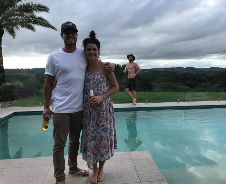 Famosos photobomb - hemsworth en foto en alberca