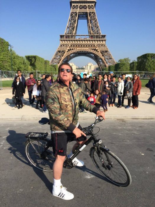 Famosos photobomb - arnold en foto en paris de turistas