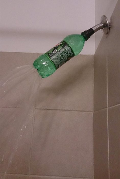 botella de refresco regadera baño
