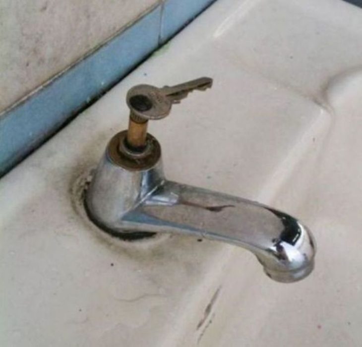 llave en lavabo ingenio casero