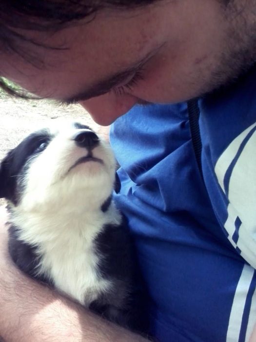 Hombre con un cachorrito 