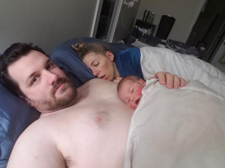 Hombre cuida bebé mientras esposa duerme 