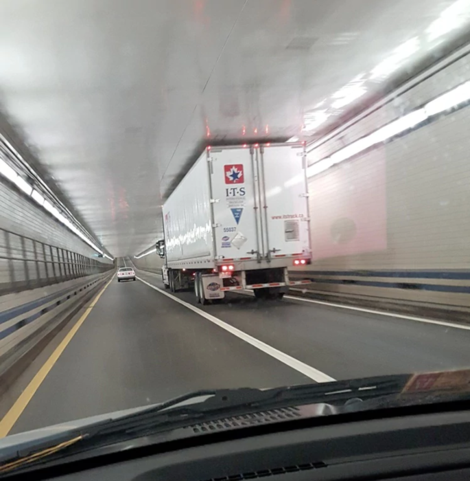 trailer cabe justo en túnel