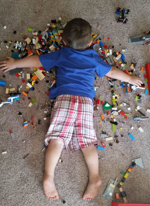 Niño durmiendo sobre piezas de lego