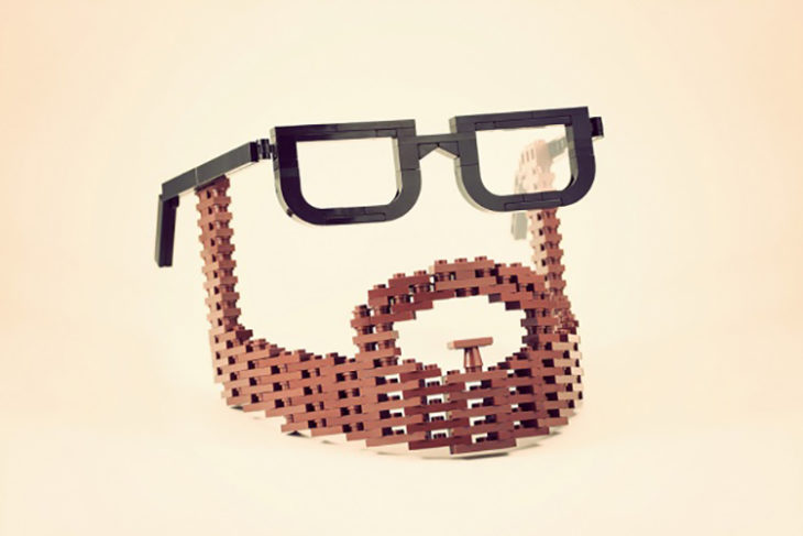 Barba y lentes fabricados con legos