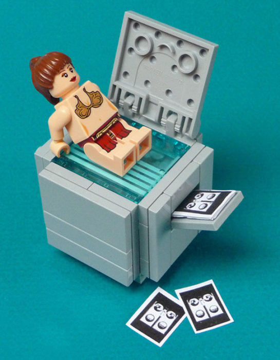 princesa Leía de lego jugando en la copiadora