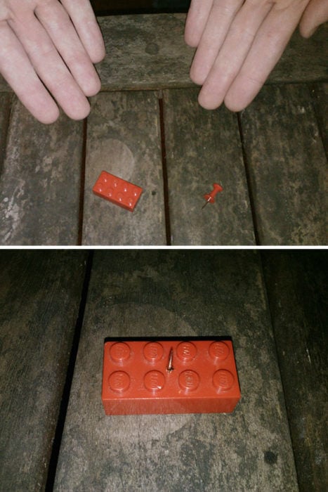 pieza de lego con una tachuela
