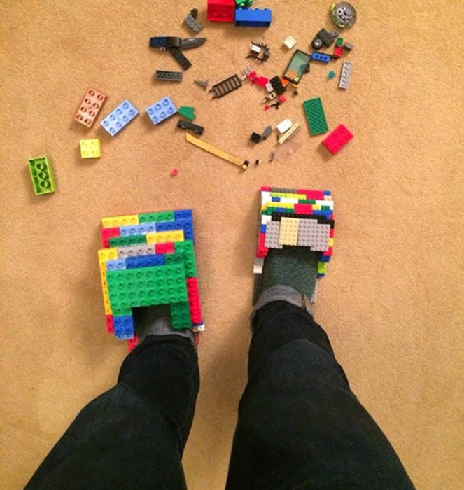 Zapatos hechos de lego para evitar legos