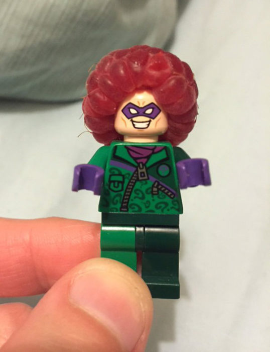 Lego con frambuesa en cabeza como su fuera cabello