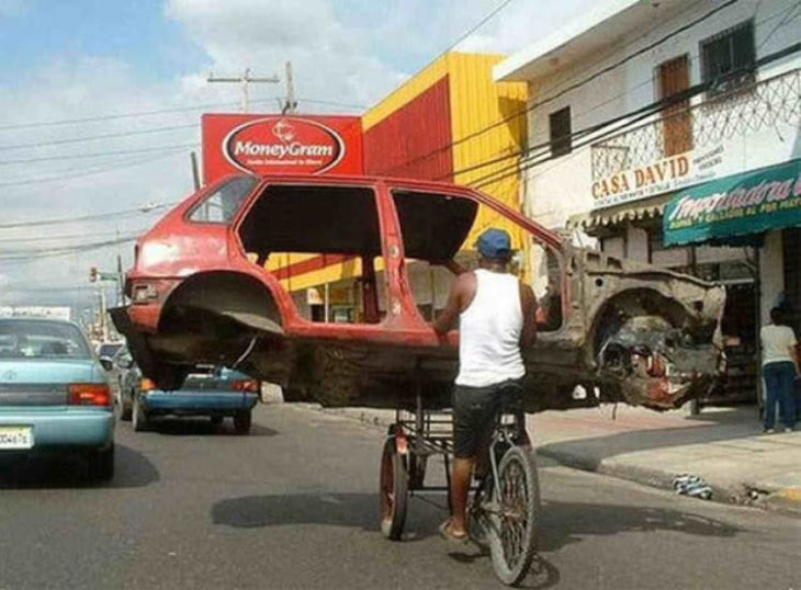 triciclo llevando armazón de un vehículo