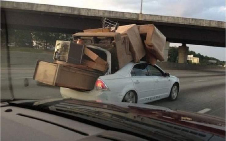 pequeño sedan con sala completa