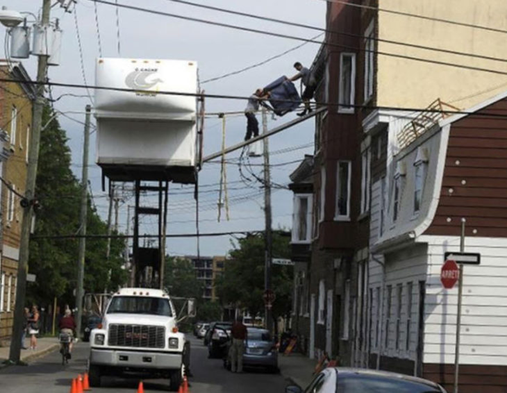 Puente improvisado en las alturas para trabajadores de mudanza