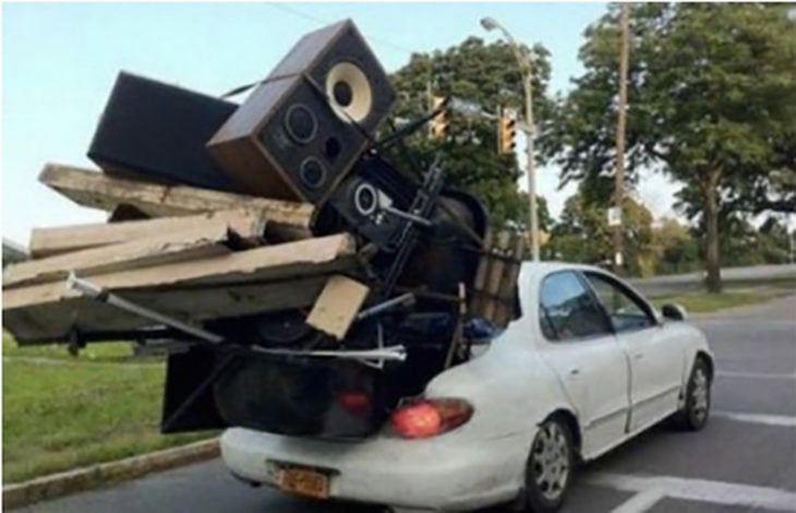 equipo de sonido completo llevado dentro de la caja de sedan