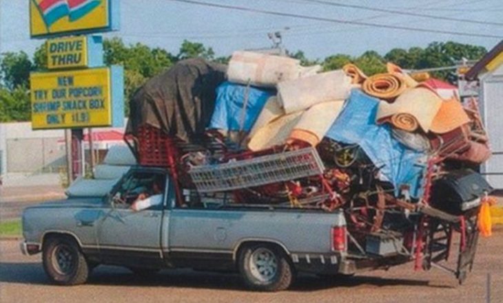 camioneta sobrecargada de objetos para la mudanza