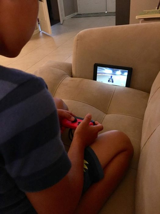 NIño jugando con su celular