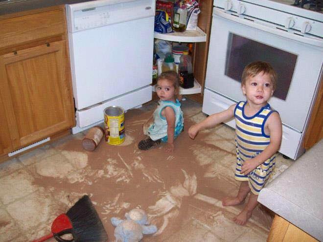 Niños haciendo desastre en la cocina