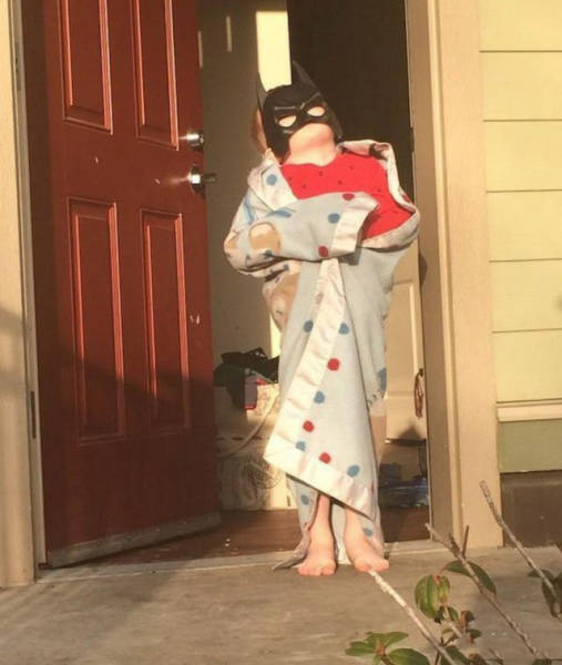 Niño con pijama y máscara de batman 