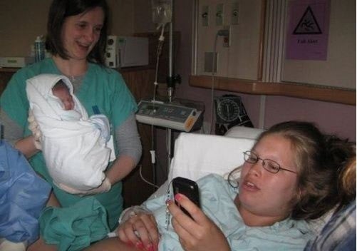 Mamá prefiere ver el celular que ver a su recién nacida