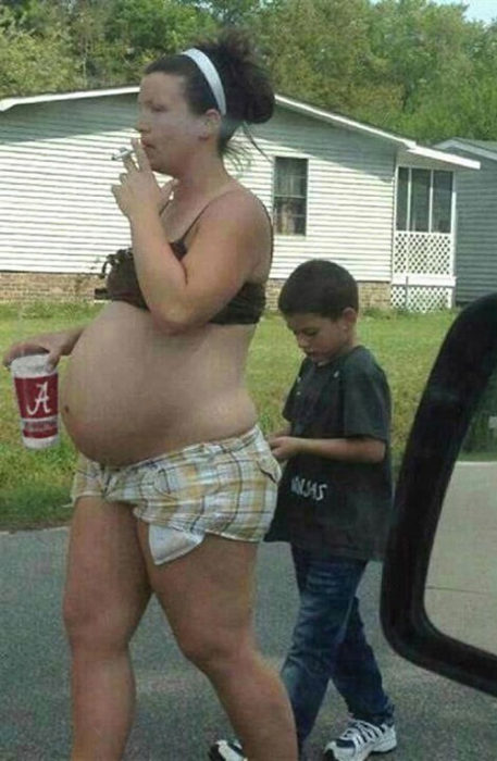 Mujer embarazada fumando y tomando