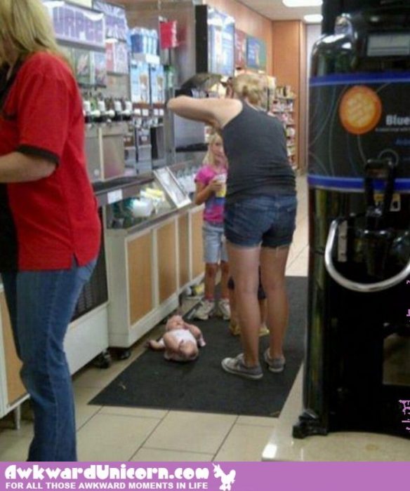 Mamá deja en el piso a bebé mientras se sirve bebida
