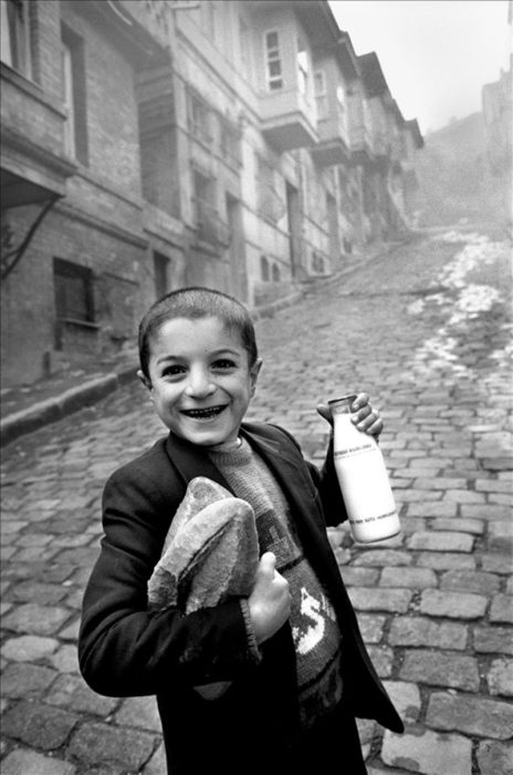 niño que compró leche y pan